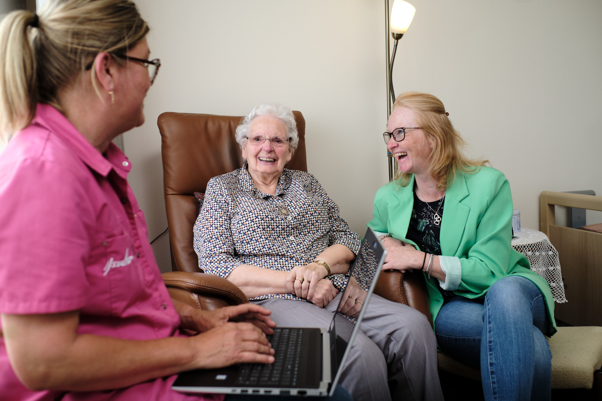 Cliënt en verzorgende zitten bij elkaar aan tafel