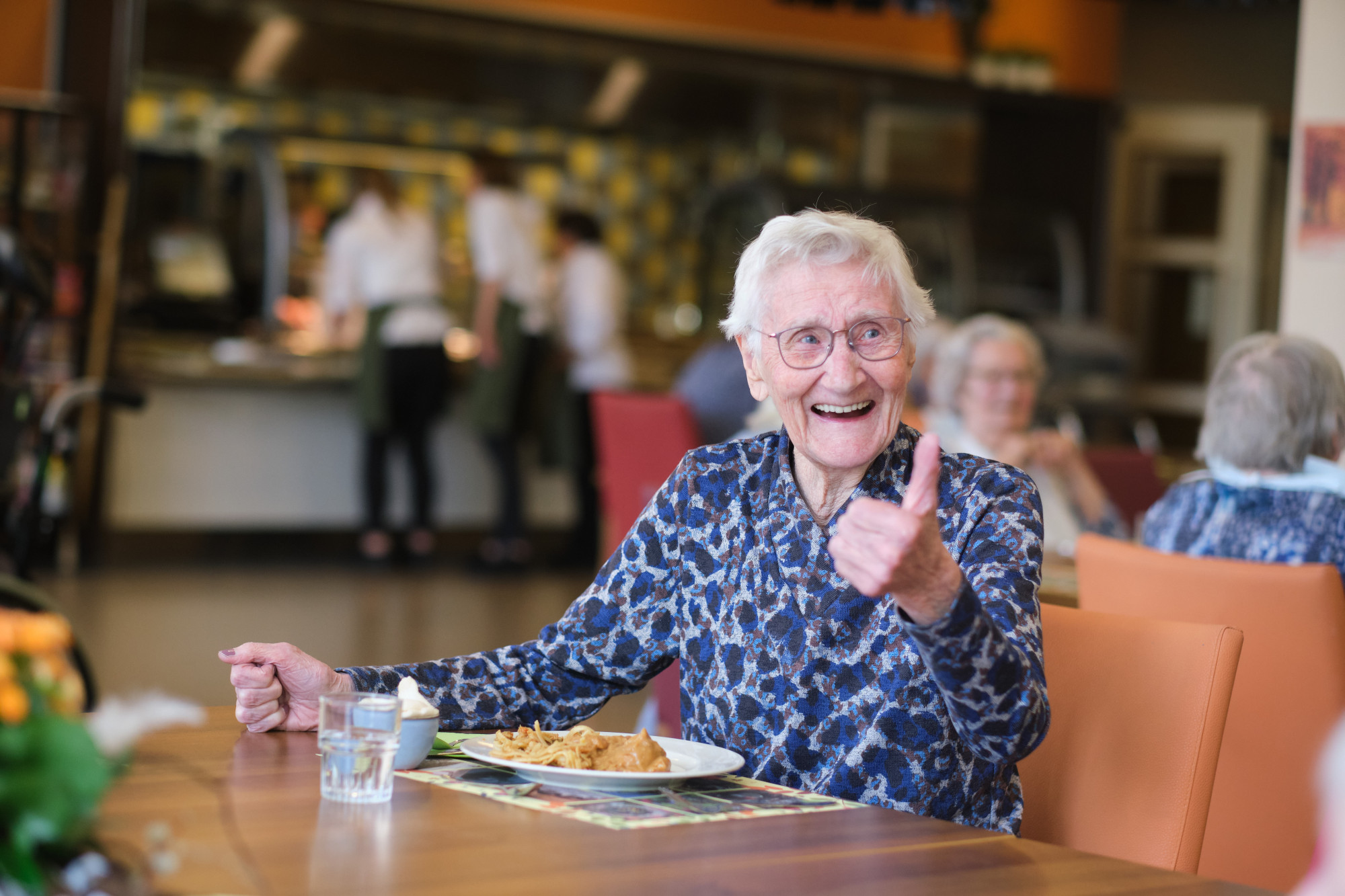 client aan een tafel