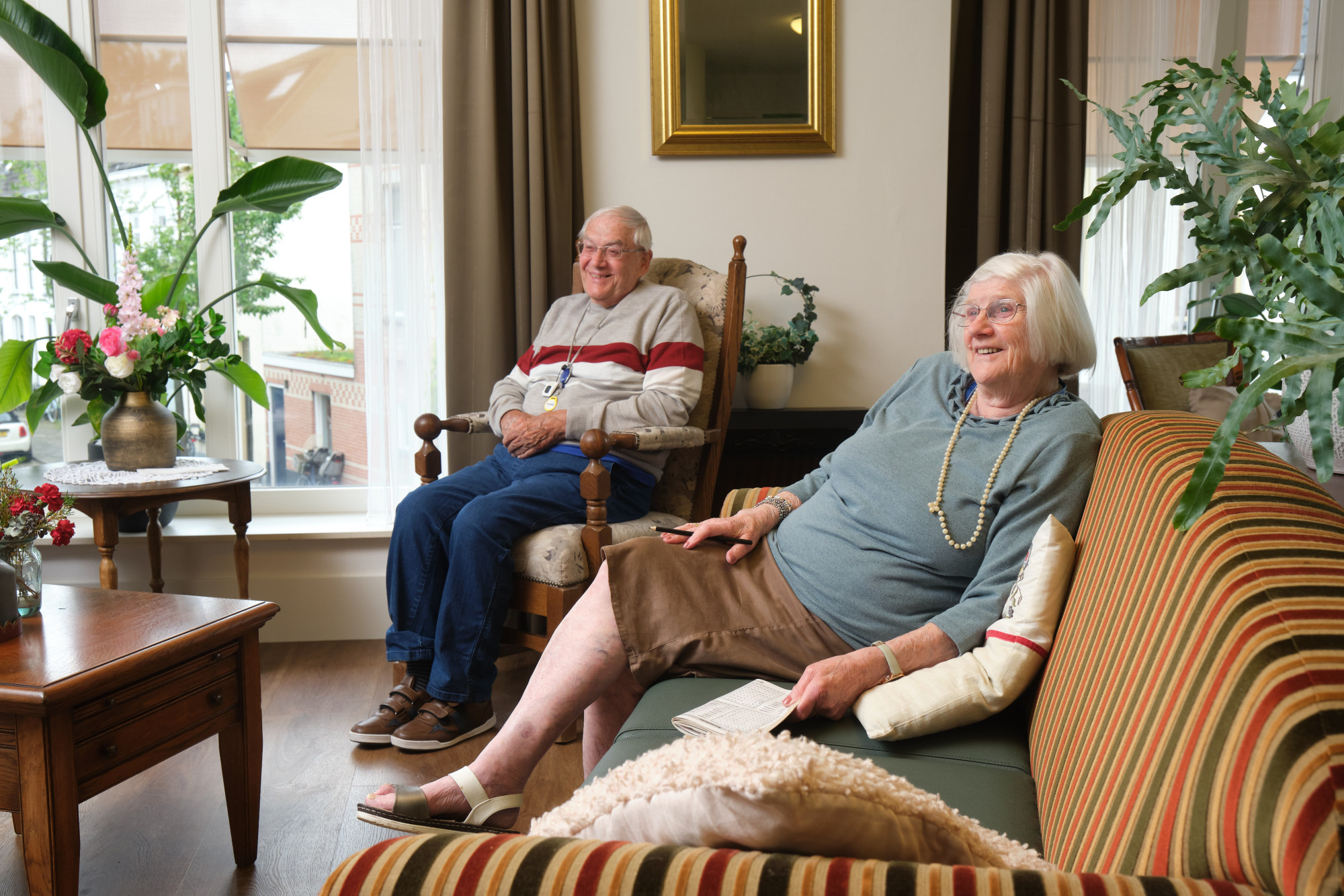 Mevrouw en meneer zitten in de huiskamer