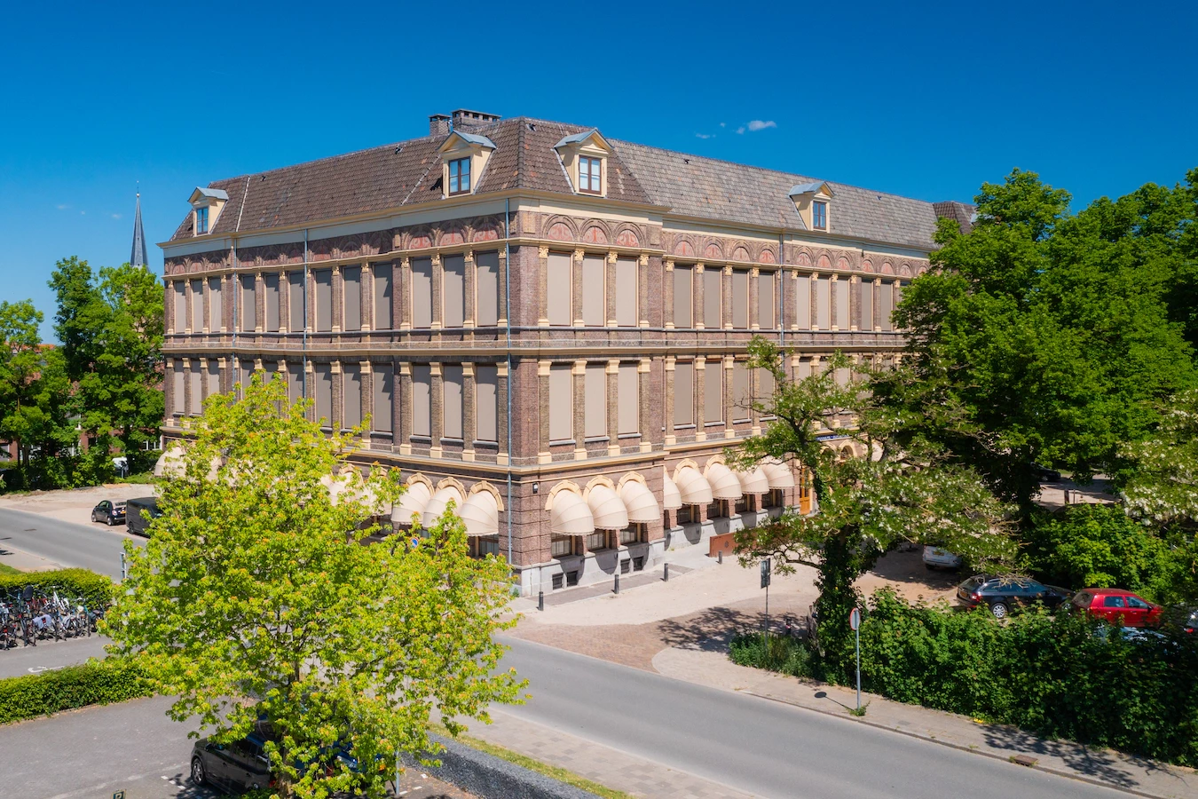 Vooraan zijde De HBS