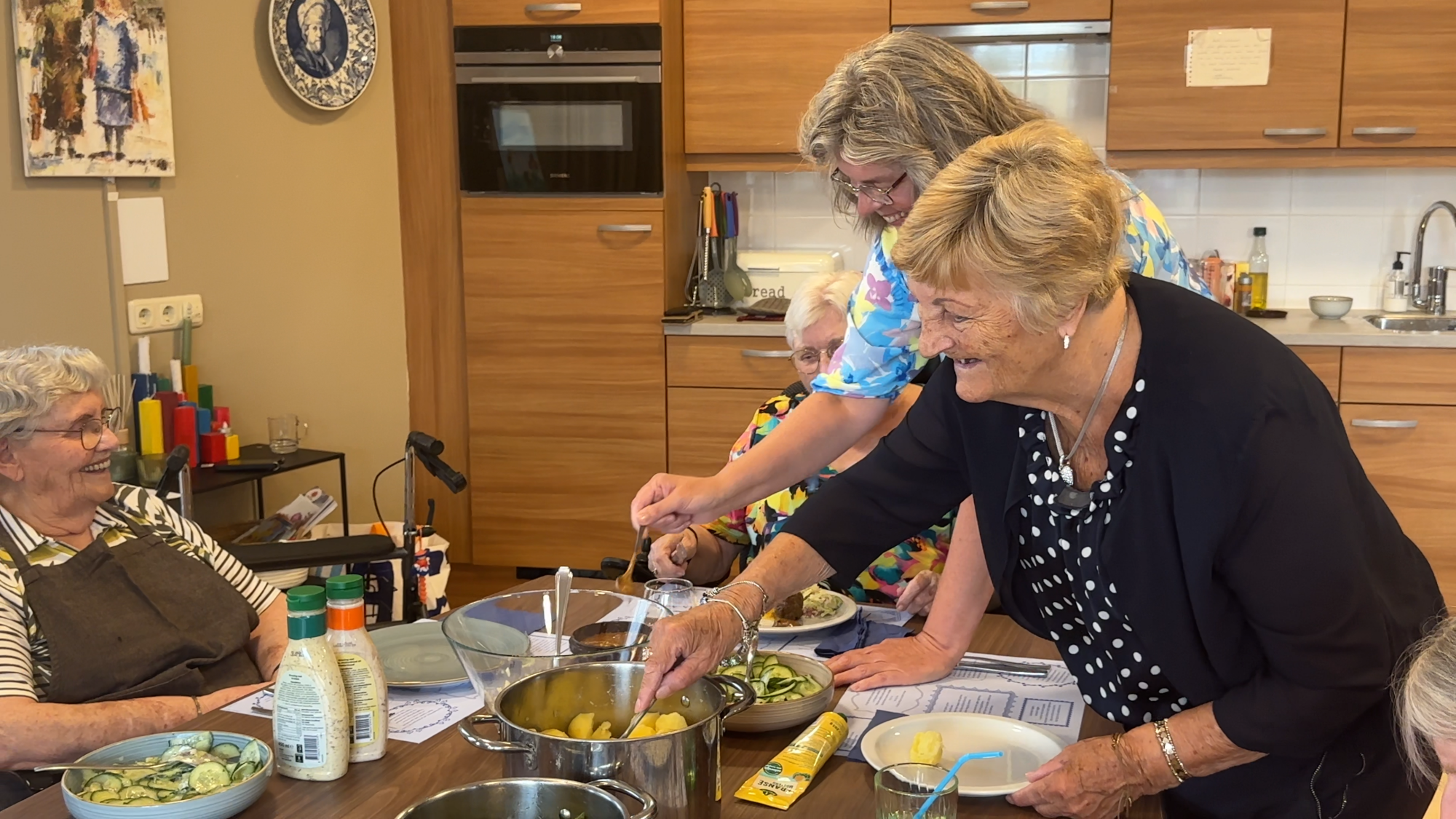 mevrouw schept eten op 