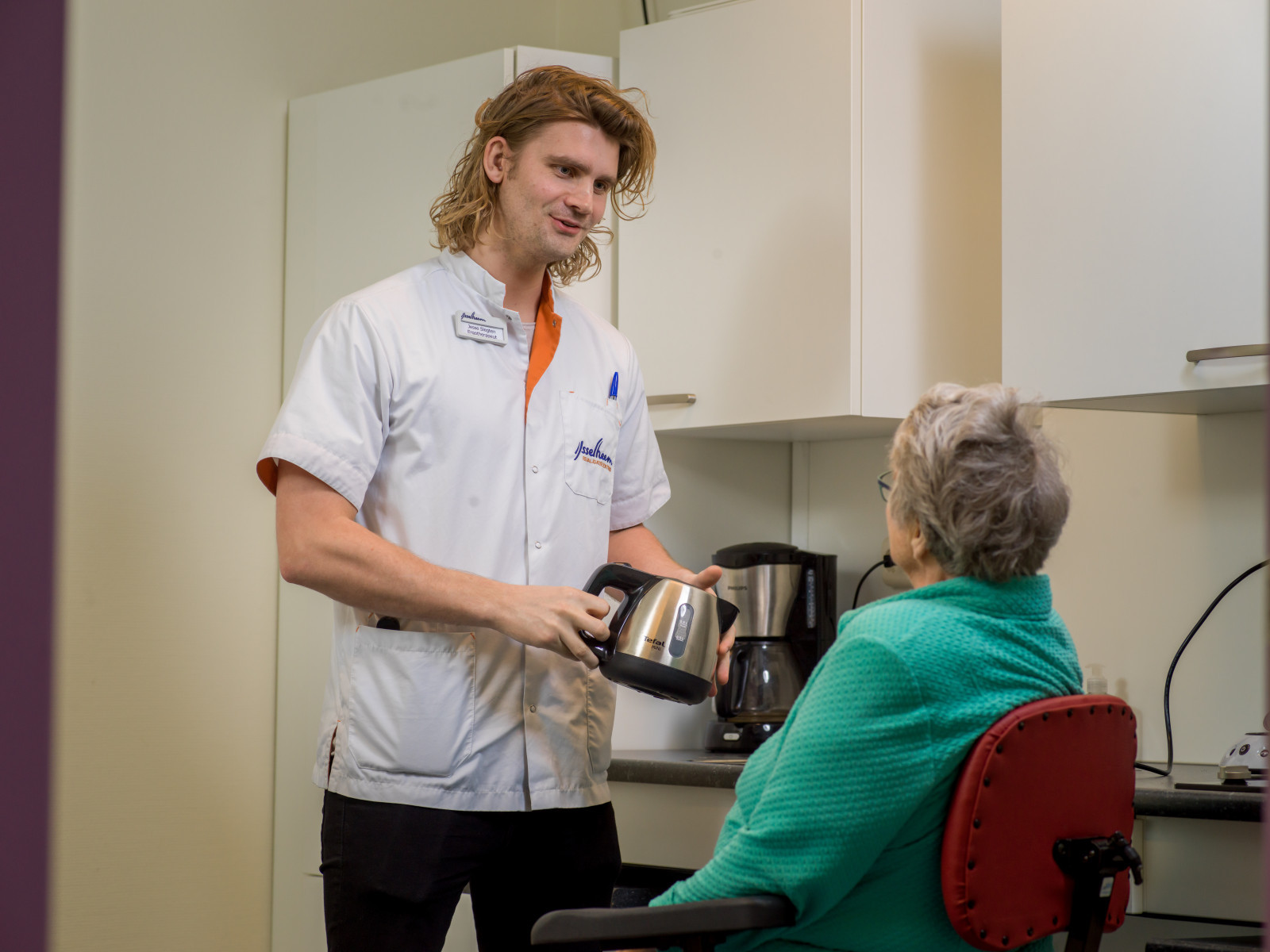 Ergotherapeut is in gesprek met cliënt