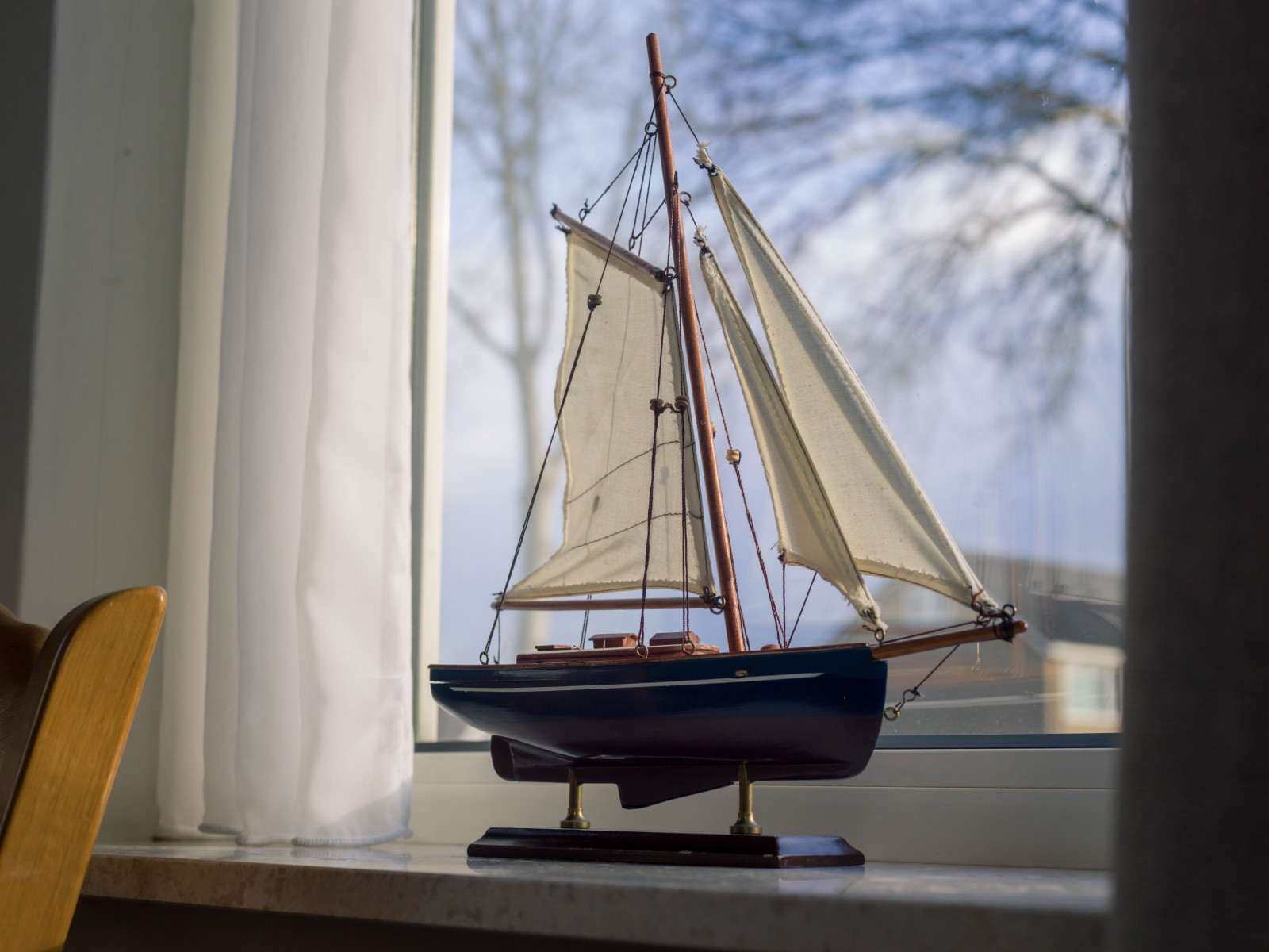 Een modelschip in een venster