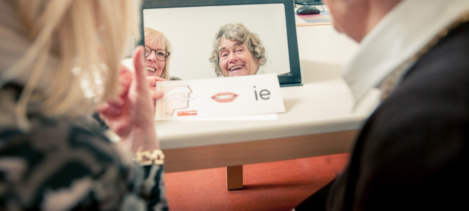 Cliënt en logopediste oefenen met duidelijk spreken