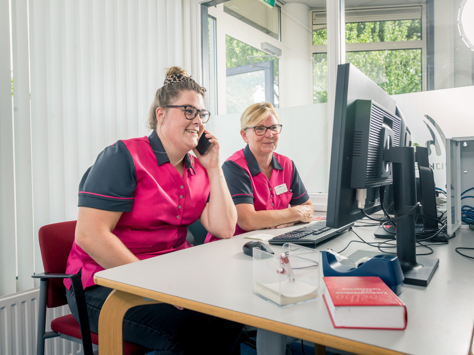 Wijkverpleegkundigen bellen en kijken naar de computer